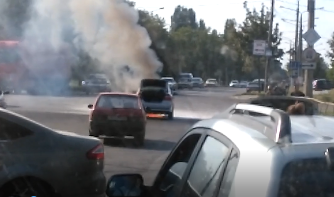 В Хортицком районе Запорожья на полном ходу загорелся Chevrolet (ВИДЕО)