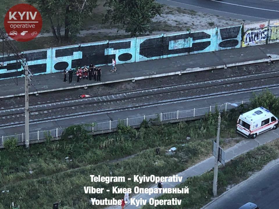 В Киеве девушка прыгнула под поезд: фото с места трагедии