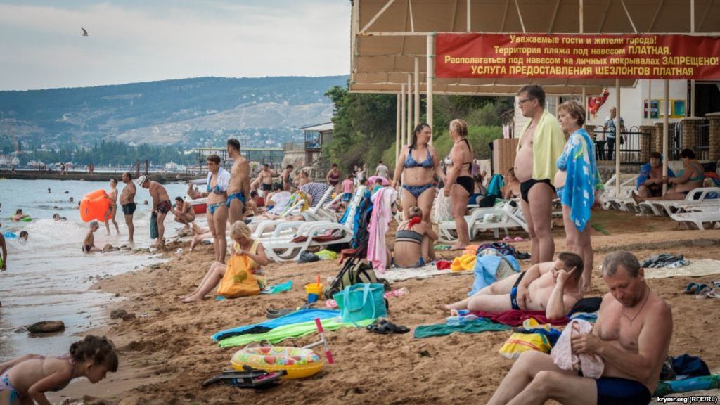 Квас и вата: появились фото, как проходит курортный сезон в Феодосии