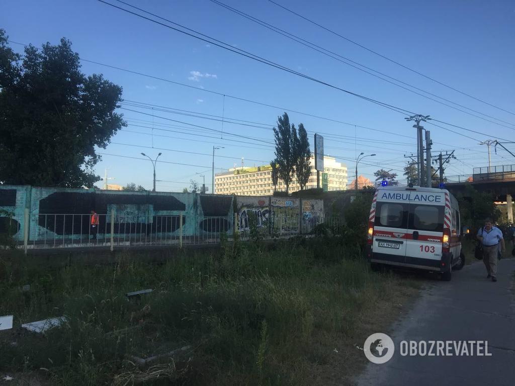 У Києві дівчина стрибнула під потяг: фото з місця трагедії