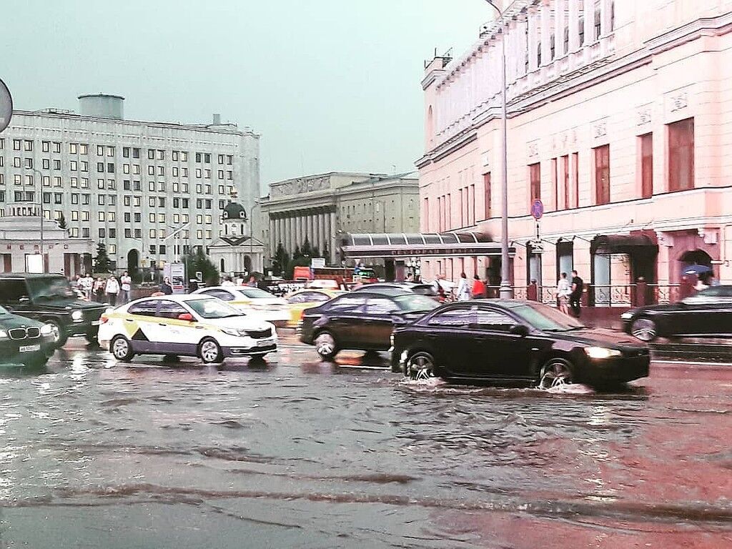 "В Москве испытали климатическое оружие": в России забили тревогу из-за внезапной бури
