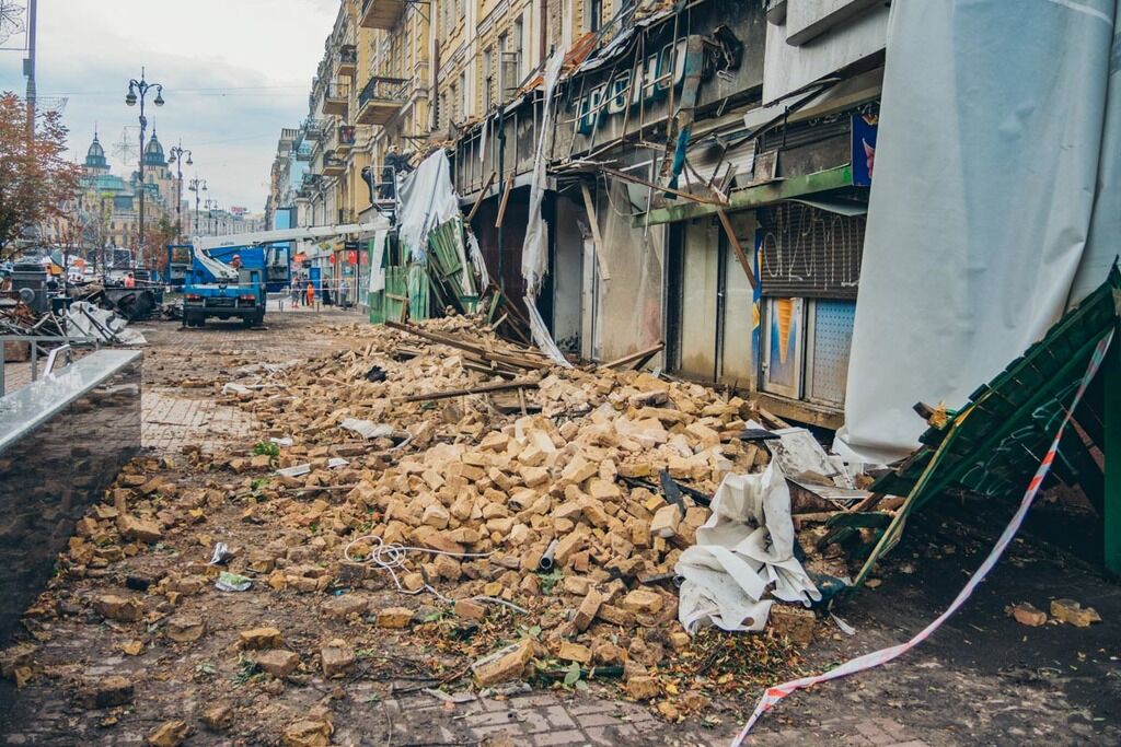 Ночная буря обрушила известное здание в центре Киева: появились фото и видео