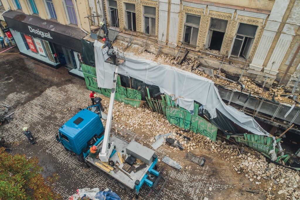 Ночная буря обрушила известное здание в центре Киева: появились фото и видео