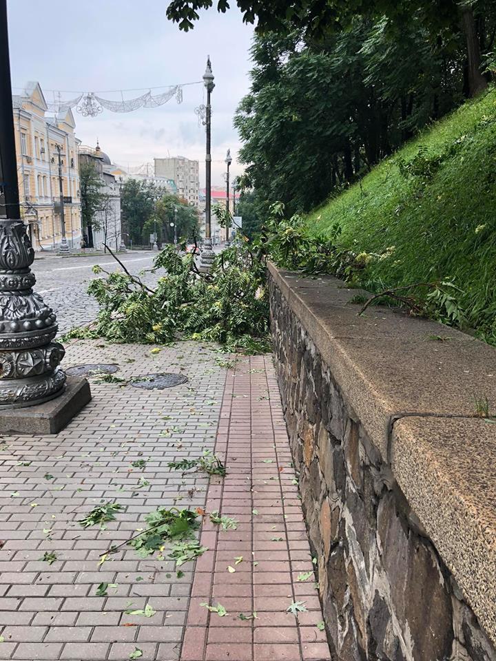 Ранок після стихії: з'явилися нові фото наслідків шторму у Києві