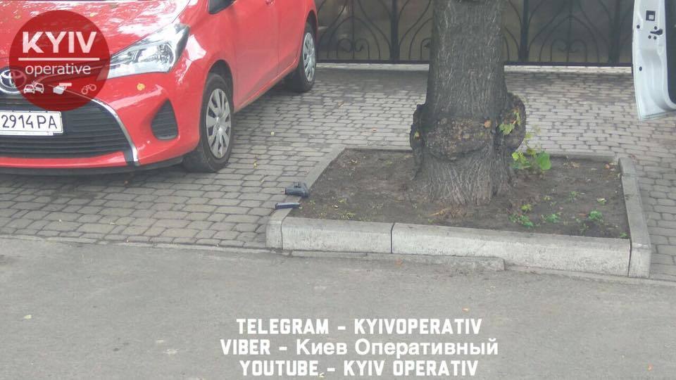 В Киеве посреди дороги произошла стрельба: появились первые фото 