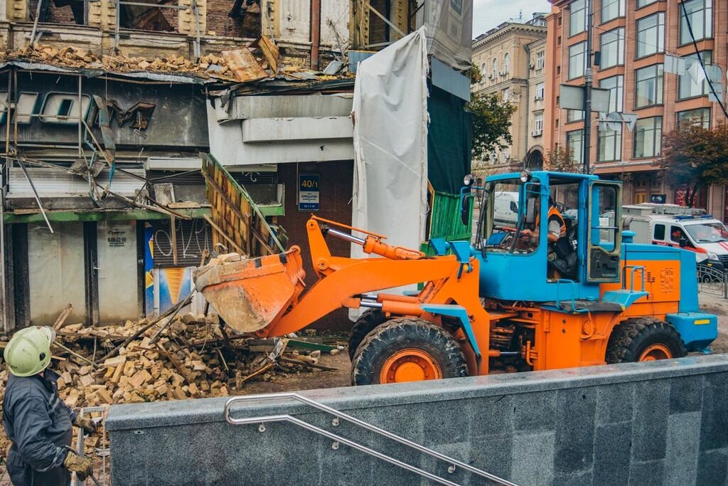 Нічна буря завалила відому будівлю в центрі Києва: з'явилися фото і відео