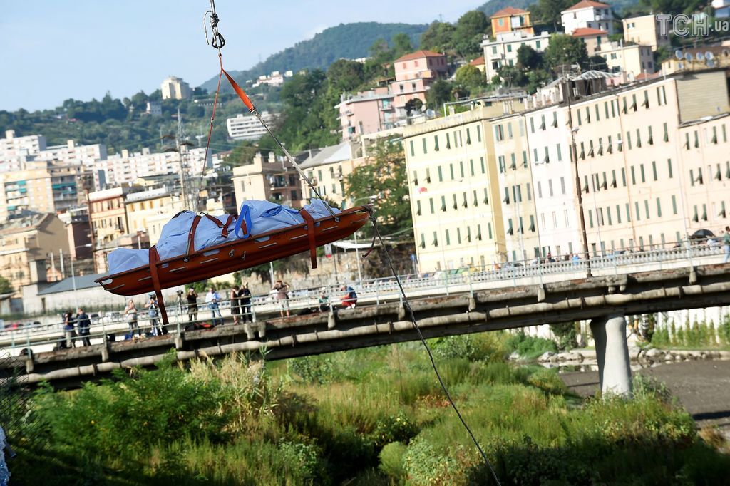 Обвал моста в Генуе: появились эксклюзивные кадры спасения чудом уцелевшей украинки