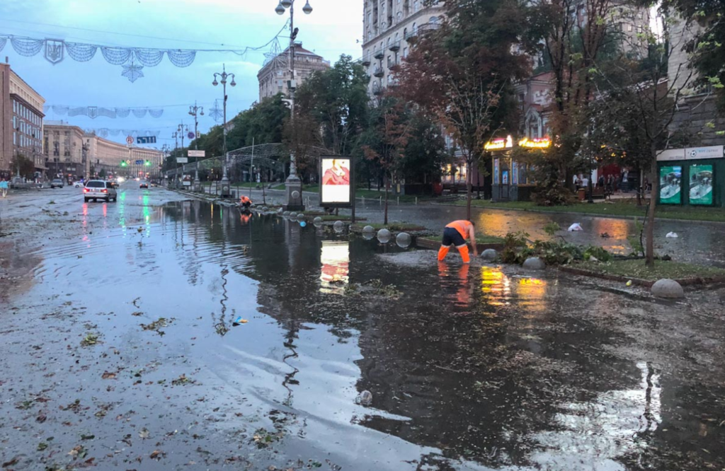 Наслідки зливи в центрі Києва