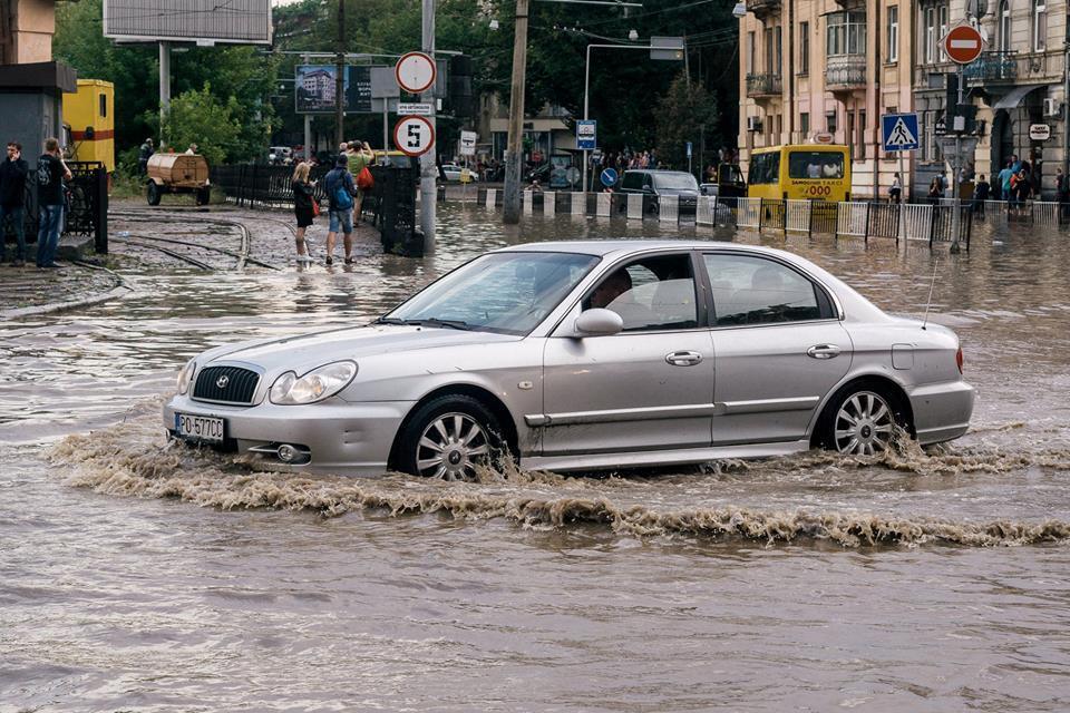 Води по пояс! Потужна злива затопила Львів. З'явилися фото і відео