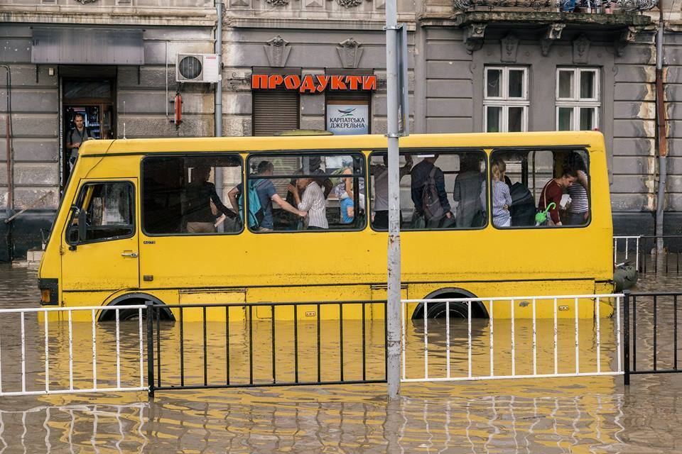 Воды по пояс! Мощный ливень затопил Львов. Появились фото и видео