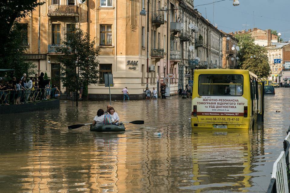 Воды по пояс! Мощный ливень затопил Львов. Появились фото и видео