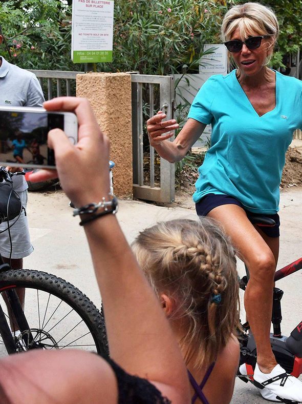 На велосипеді і в міні-шортах: 65-річна дружина Макрона здивувала фігурою