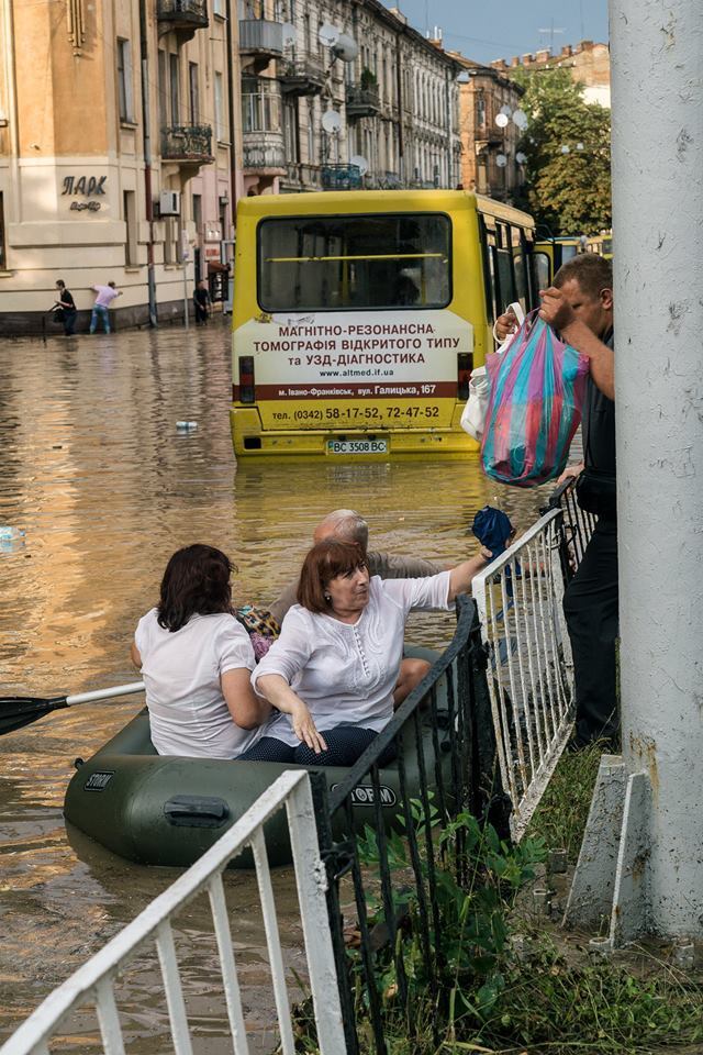 Воды по пояс! Мощный ливень затопил Львов. Появились фото и видео