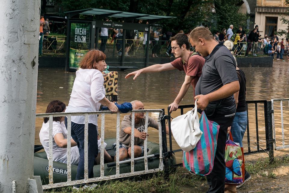 Воды по пояс! Мощный ливень затопил Львов. Появились фото и видео