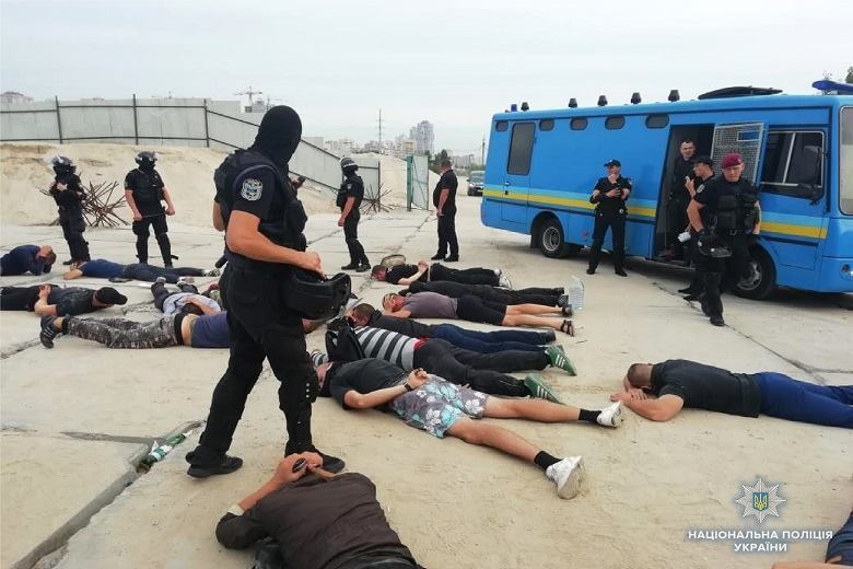 В Киеве задержали десятки вооруженных "титушек": что известно