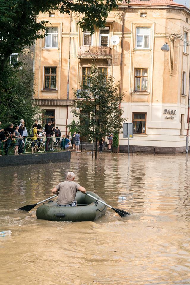 Воды по пояс! Мощный ливень затопил Львов. Появились фото и видео