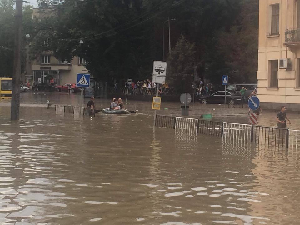 Води по пояс! Потужна злива затопила Львів. З'явилися фото і відео