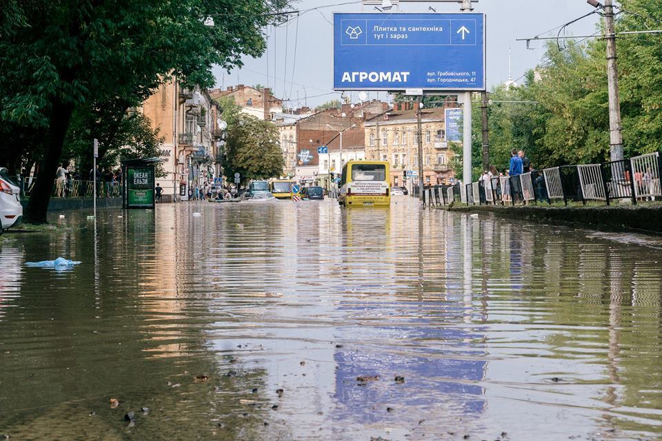 Воды по пояс! Мощный ливень затопил Львов. Появились фото и видео