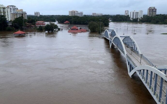 Катастрофа столетия: в Индии наводнение убило более 300 человек