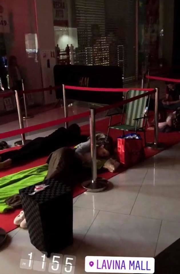 Спали на підлозі: українські фанати H&M влаштували тисняву перед магазином