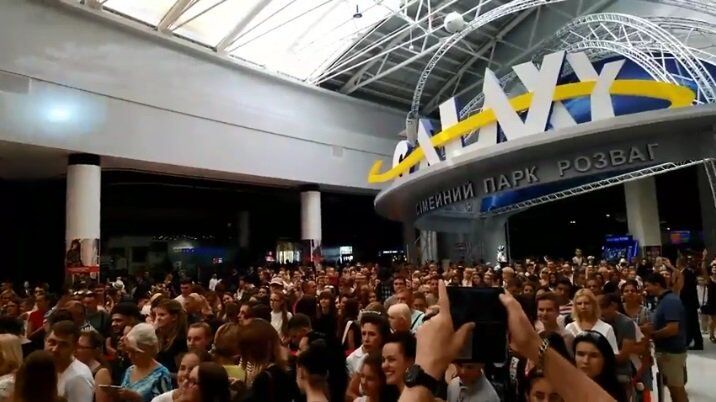  Спали на полу: украинские фанаты H&M устроили давку перед магазином