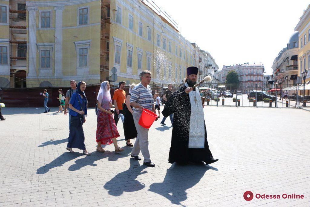 "Очистили от скверны": в Одессе священники окропили бульвар святой водой