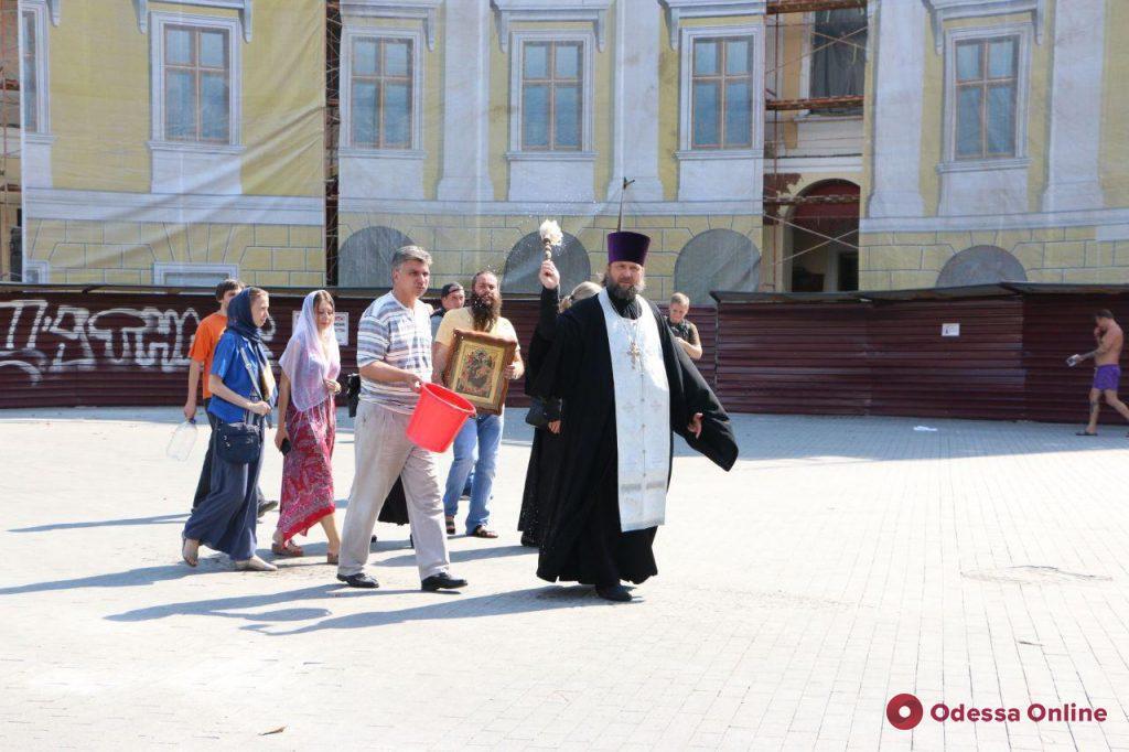 "Очистили від скверни": в Одесі священики окропили бульвар святою водою