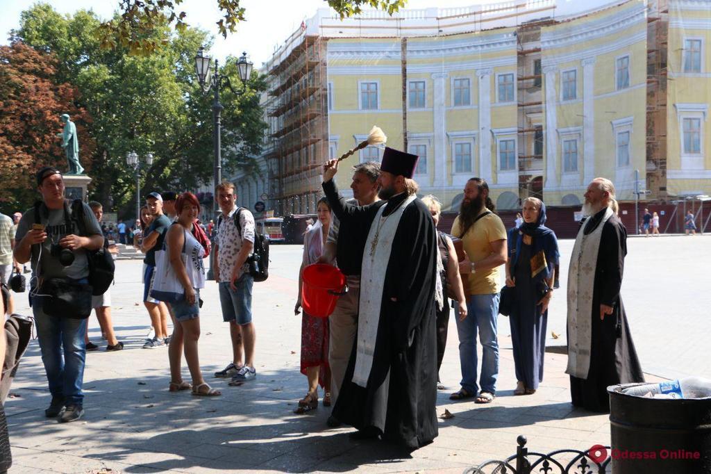 "Очистили от скверны": в Одессе священники окропили бульвар святой водой