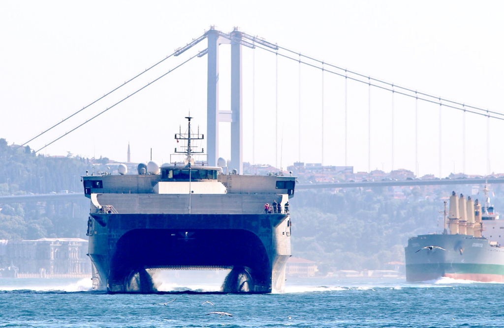 Десантный корабль США вошел в Черное море: названа причина