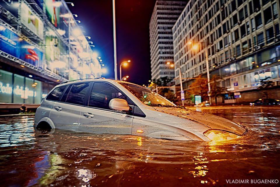 "Месть Вселенной!" Появились апокалиптические фото потопа в Киеве