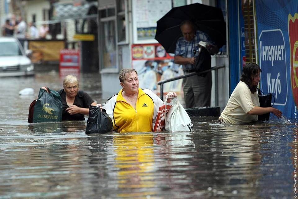 "А какие это годы?" Снимки масштабного потопа в Киеве вызвали резонанс в сети