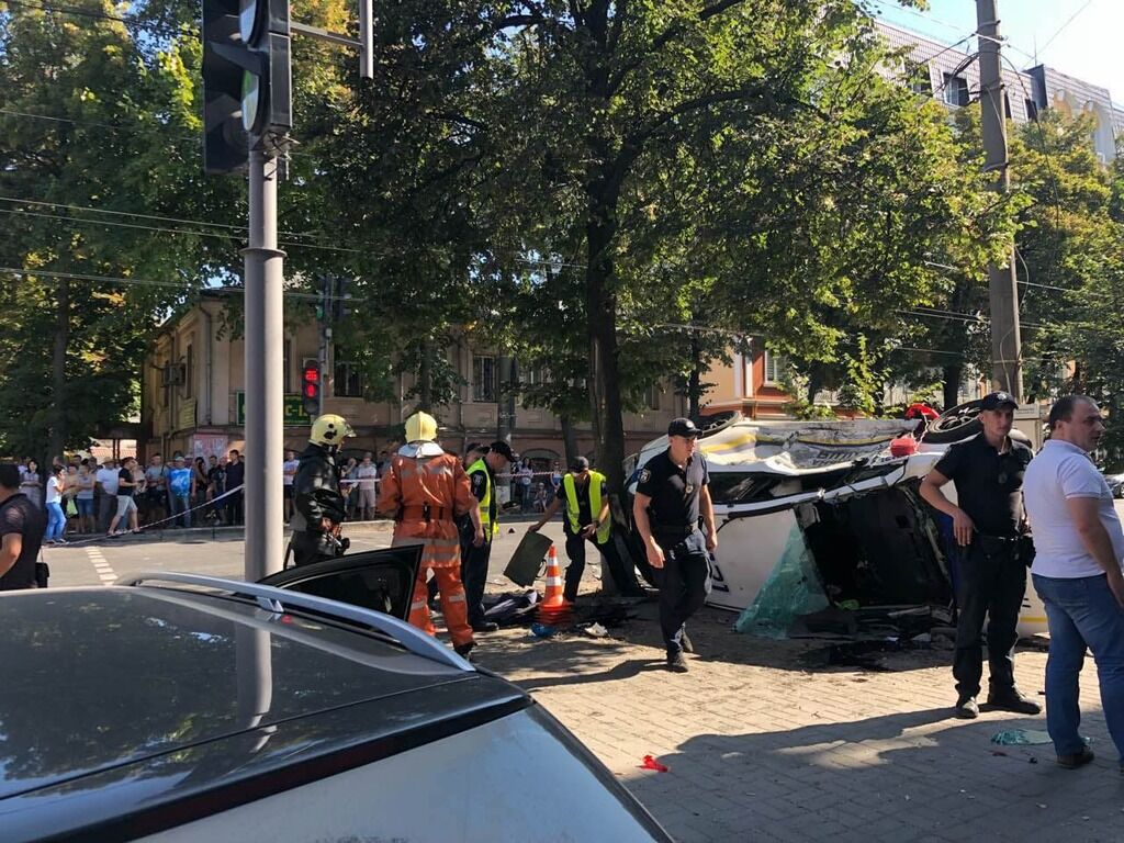У Сумах авто поліції влетіло у натовп пішоходів: фото і відео з місця ДТП