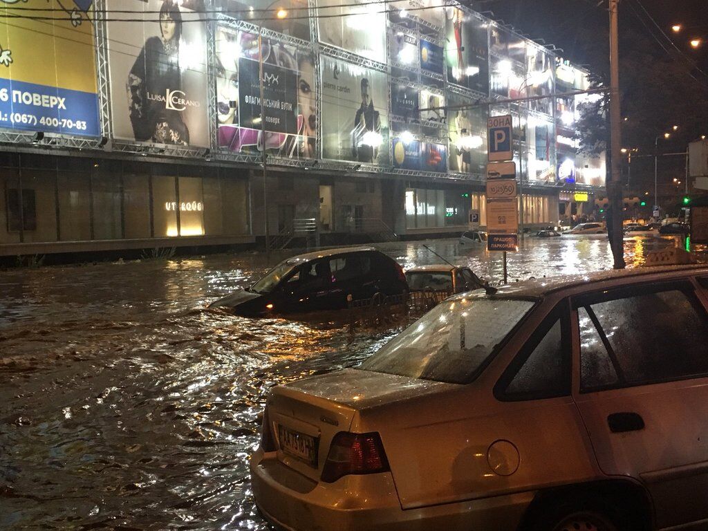 Киев вновь ушел под воду: фото и видео погодного "армагеддона"