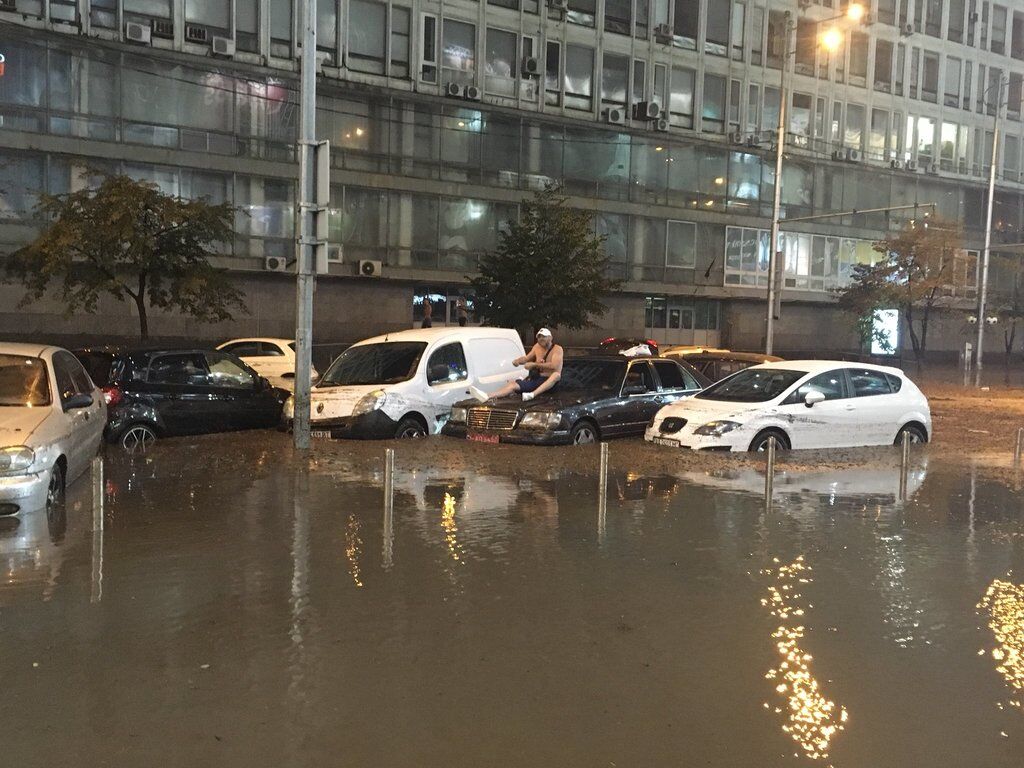 Киев ушел под воду: появились фото и видео