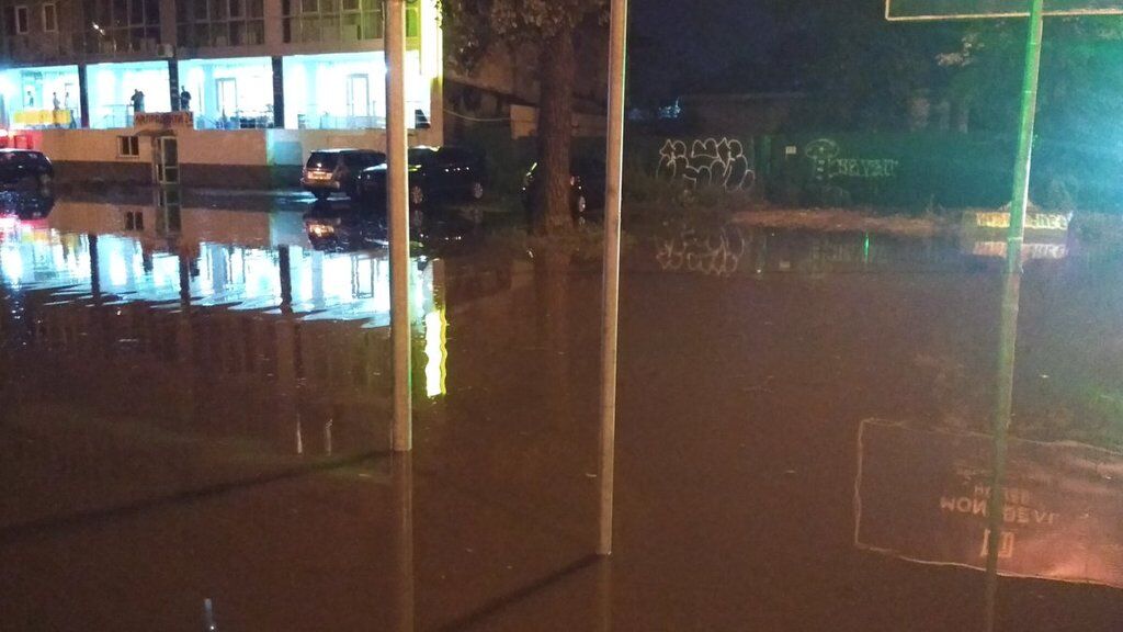 Тонут машины: три города Украины ушли под воду