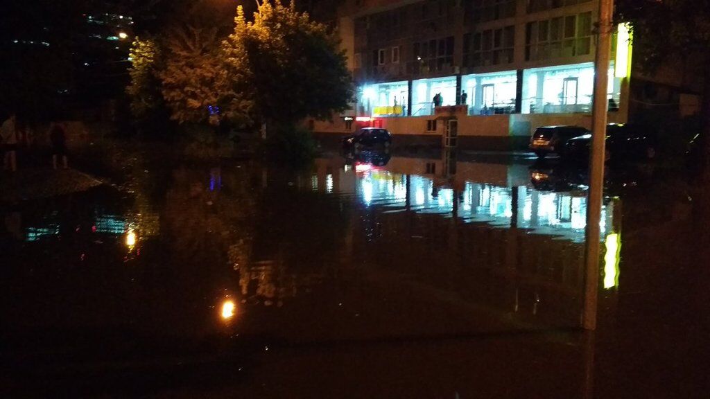Киев ушел под воду: появились фото и видео