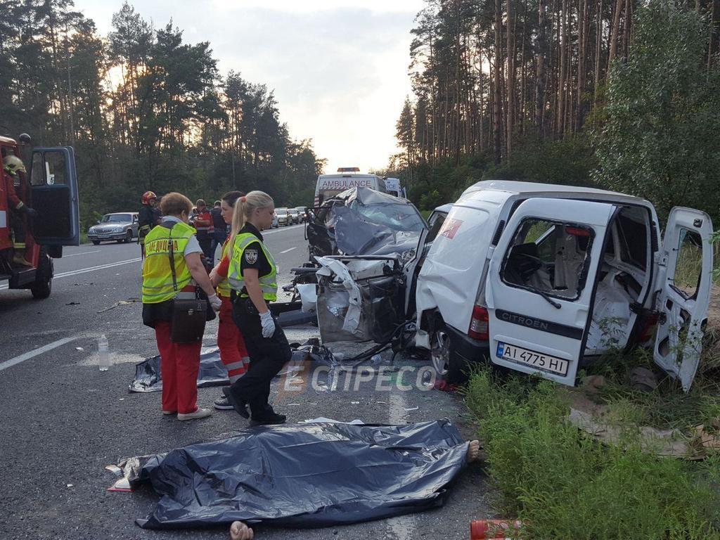 Под Киевом произошла масштабная смертельная авария: фото и видео 18+