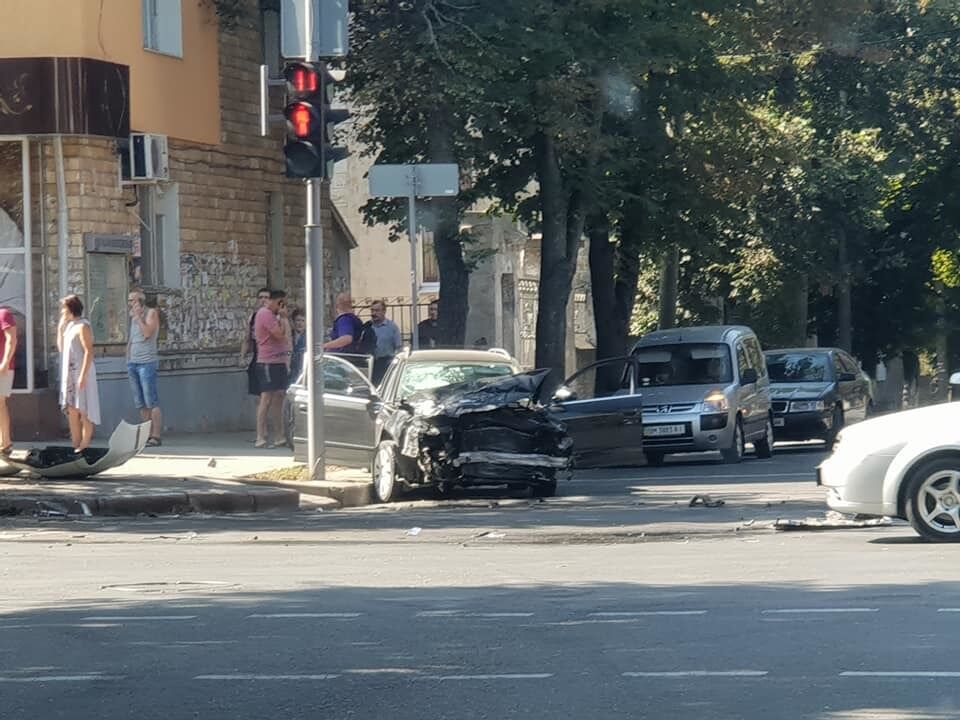 У Сумах авто поліції влетіло у натовп пішоходів: фото і відео з місця ДТП