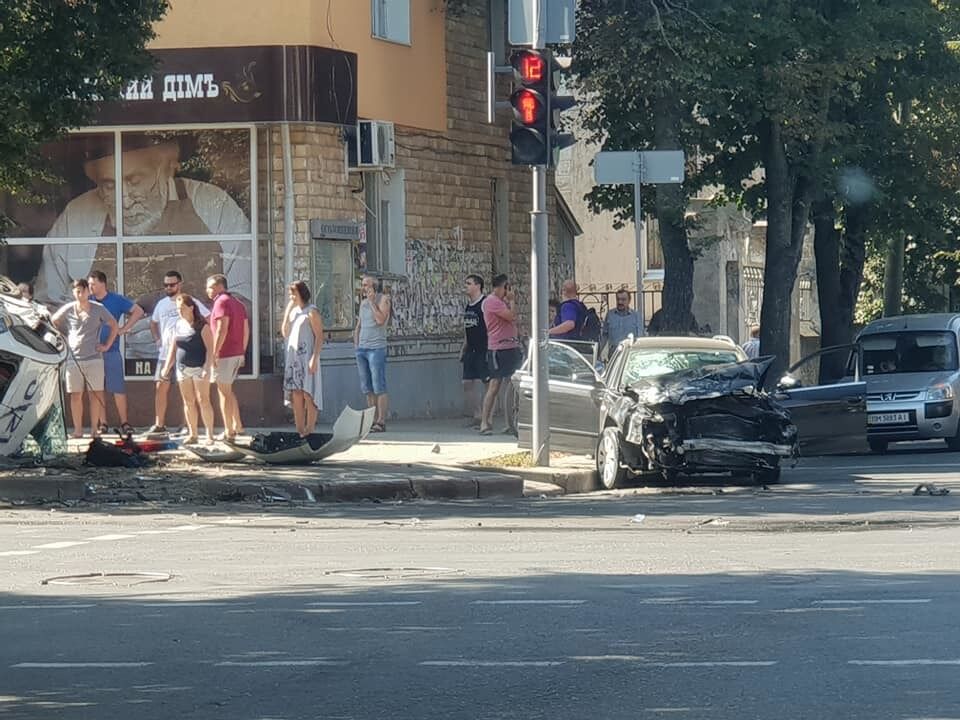 У Сумах авто поліції влетіло у натовп пішоходів: фото і відео з місця ДТП