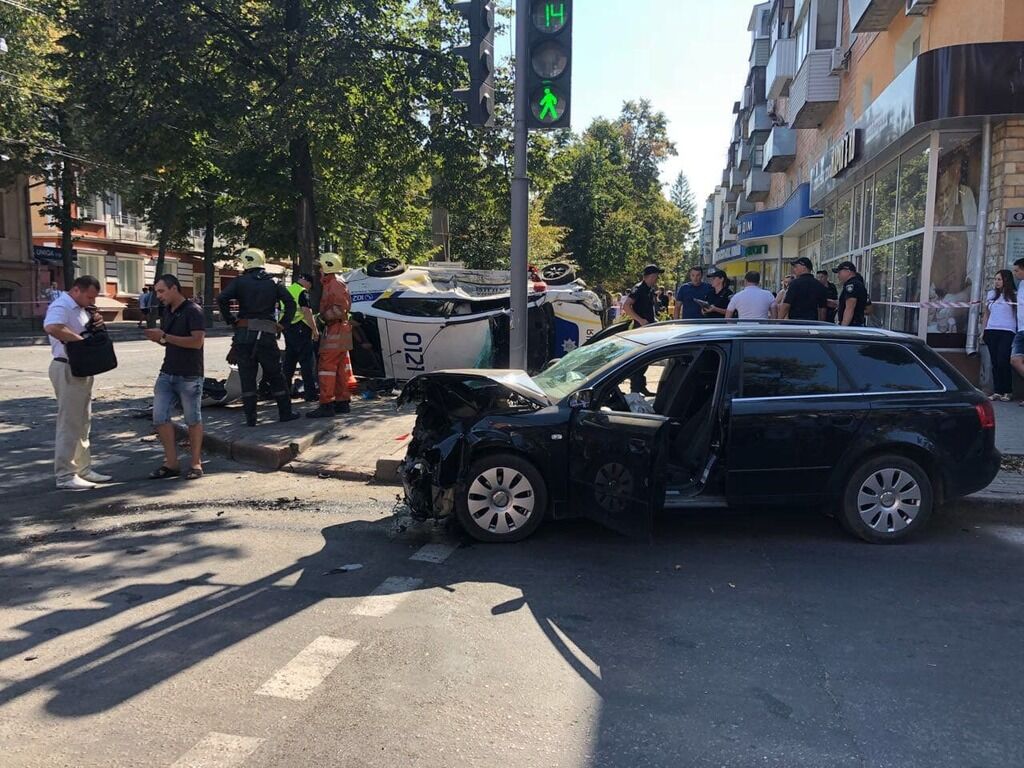 У Сумах авто поліції влетіло у натовп пішоходів: фото і відео з місця ДТП