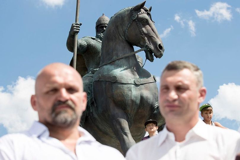 З обличчям Вірастюка: пам'ятник богатирю в Києві показали на відео