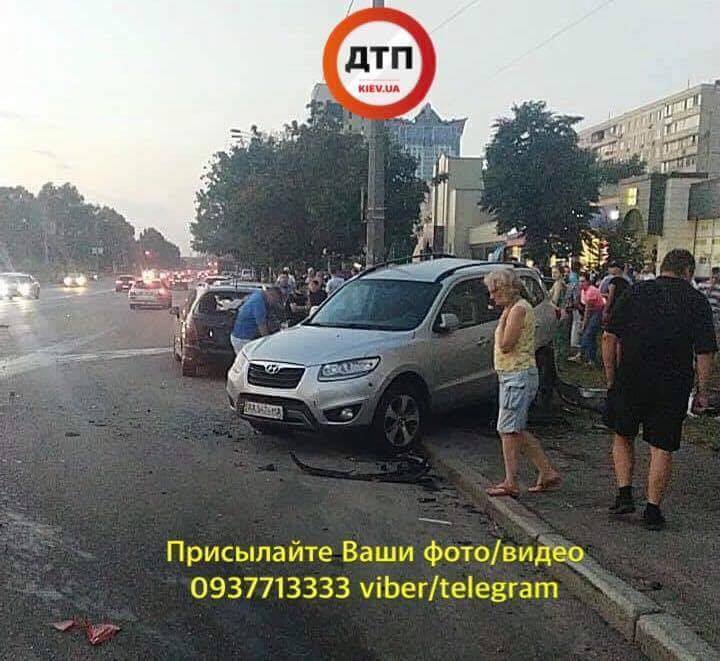 Розкидані по всій дорозі: у Києві BMW влаштував страшну аварію. Фото та відео