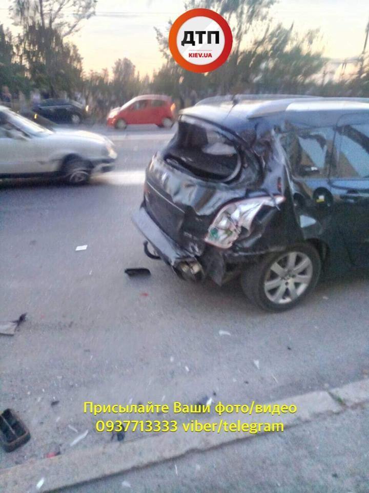 Раскиданы по всей дороге: в Киеве BMW устроил страшную аварию. Фото и видео