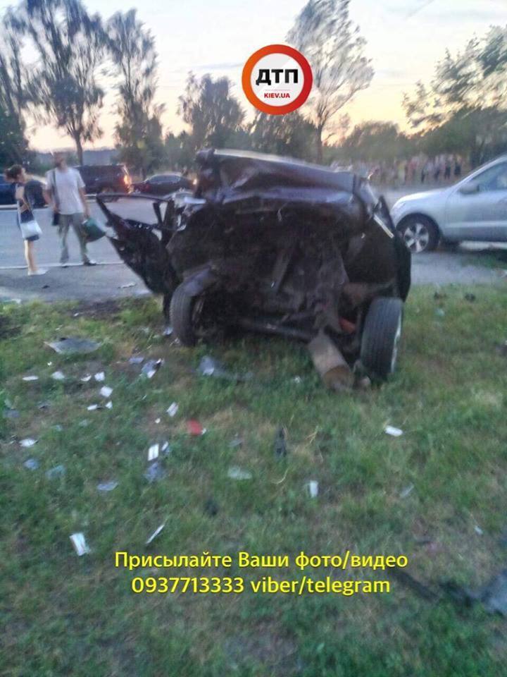 Раскиданы по всей дороге: в Киеве BMW устроил страшную аварию. Фото и видео