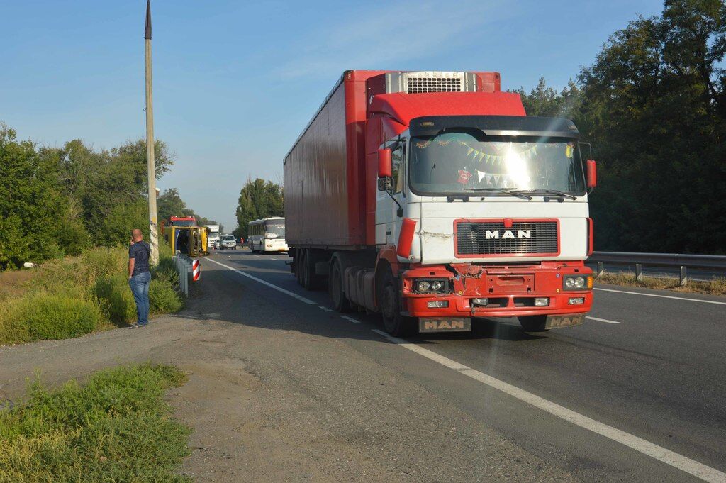 Під Дніпром розбилася маршрутка з пасажирами: фото і відео з місця ДТП