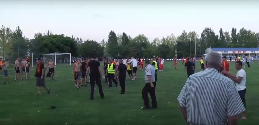 Фанаты запорожского "Металлурга" устроили драку на выезде прямо на стадионе (ВИДЕО)