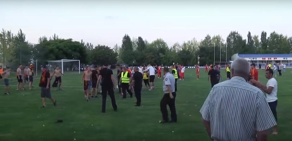 Фанаты запорожского "Металлурга" устроили драку на выезде прямо на стадионе (ВИДЕО)