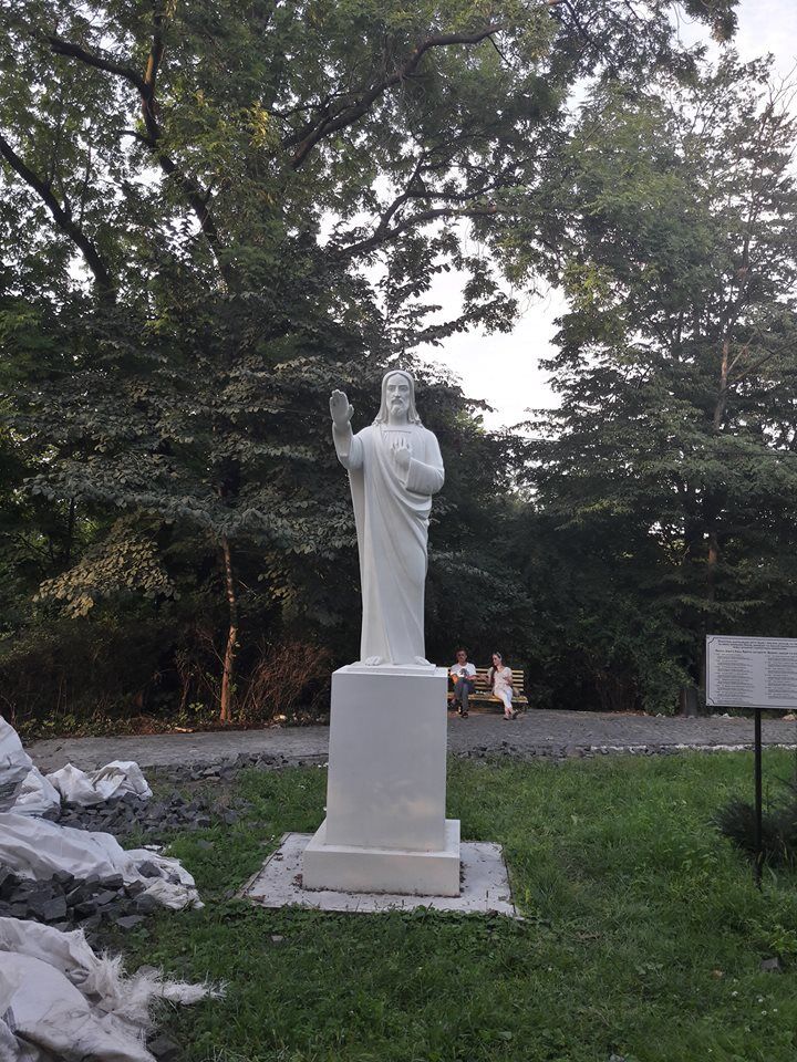 "Зигующий Иисус?" Украинцев разгневала статуя во Львове
