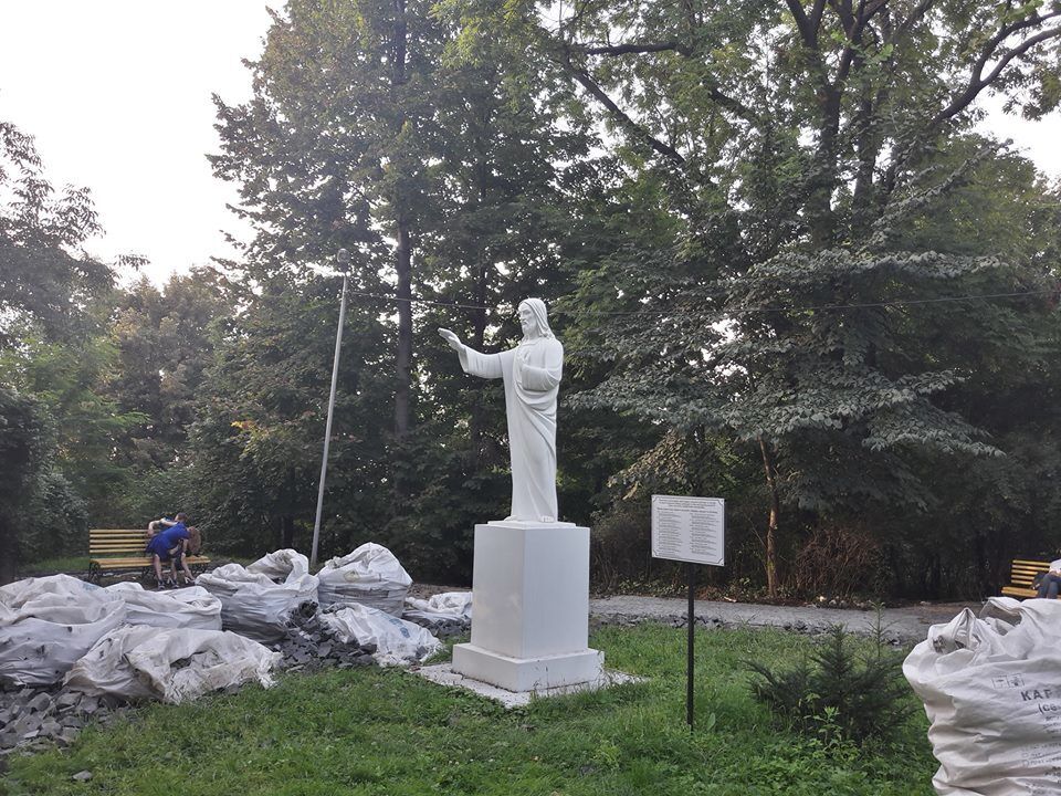 "Зигующий Иисус?" Украинцев разгневала статуя во Львове