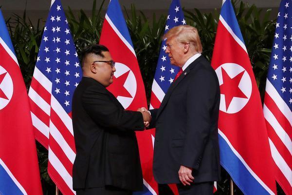 Ким Чен Ын и Трамп на встрече 12 июня